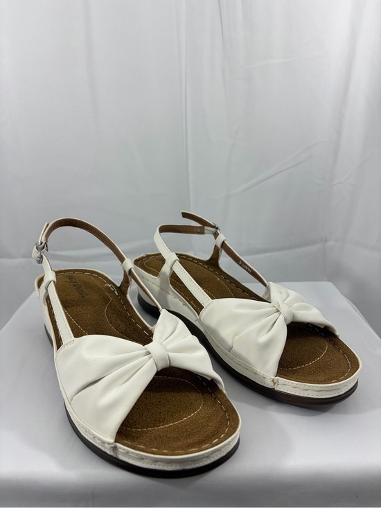 easy street Shoes - NWT Easy Street Women’s Size 9.5W White Bow T-Strap Sandals